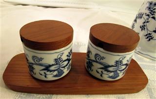 VINTAGE BLUE DANUBE BLUE ONION JAPAN BISCUIT JAR & JAMJARS W/WOOD LID & TRAY
